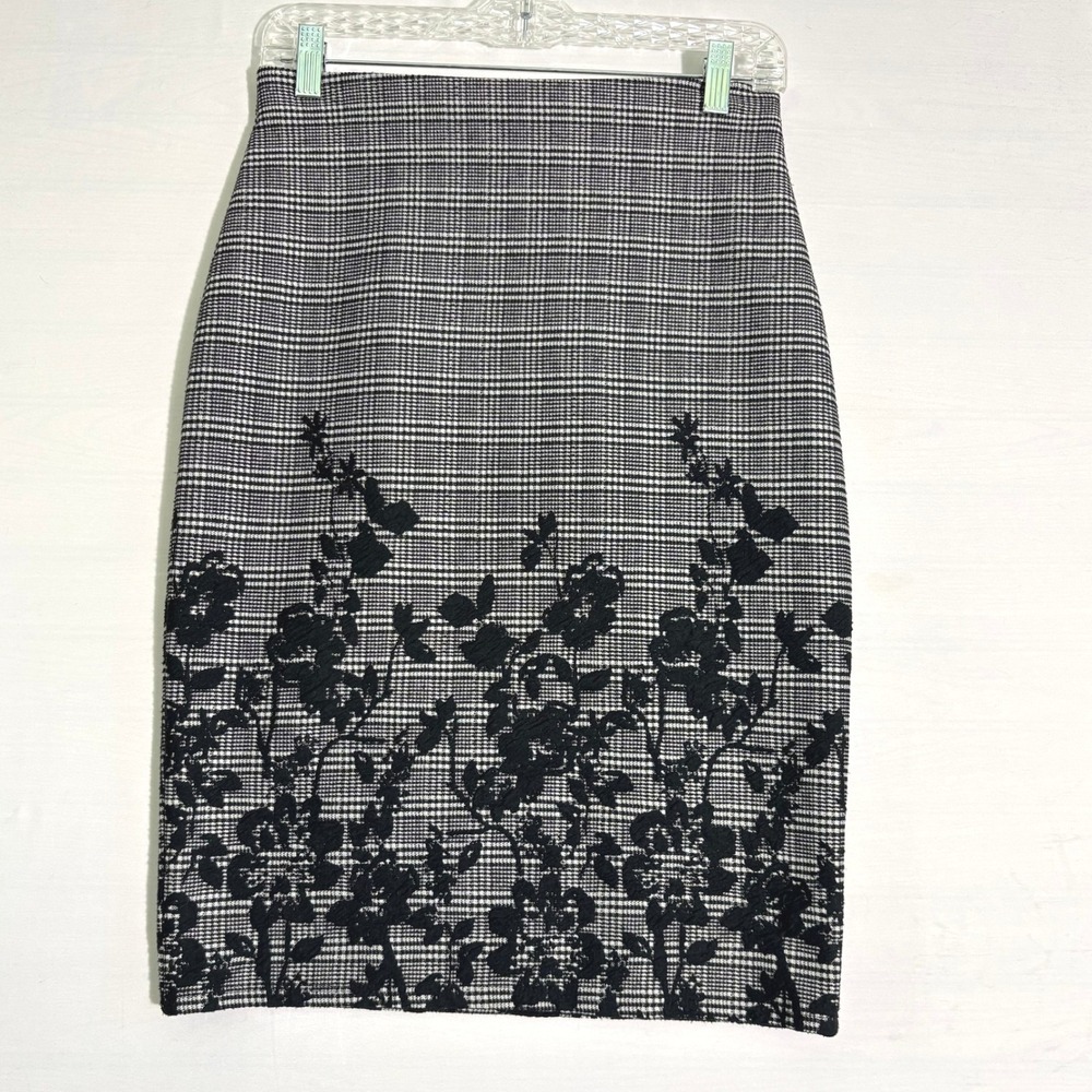 Roz & Ali Women XS Black White Glen Plaid Floral Embroidered Pencil Skirt Office